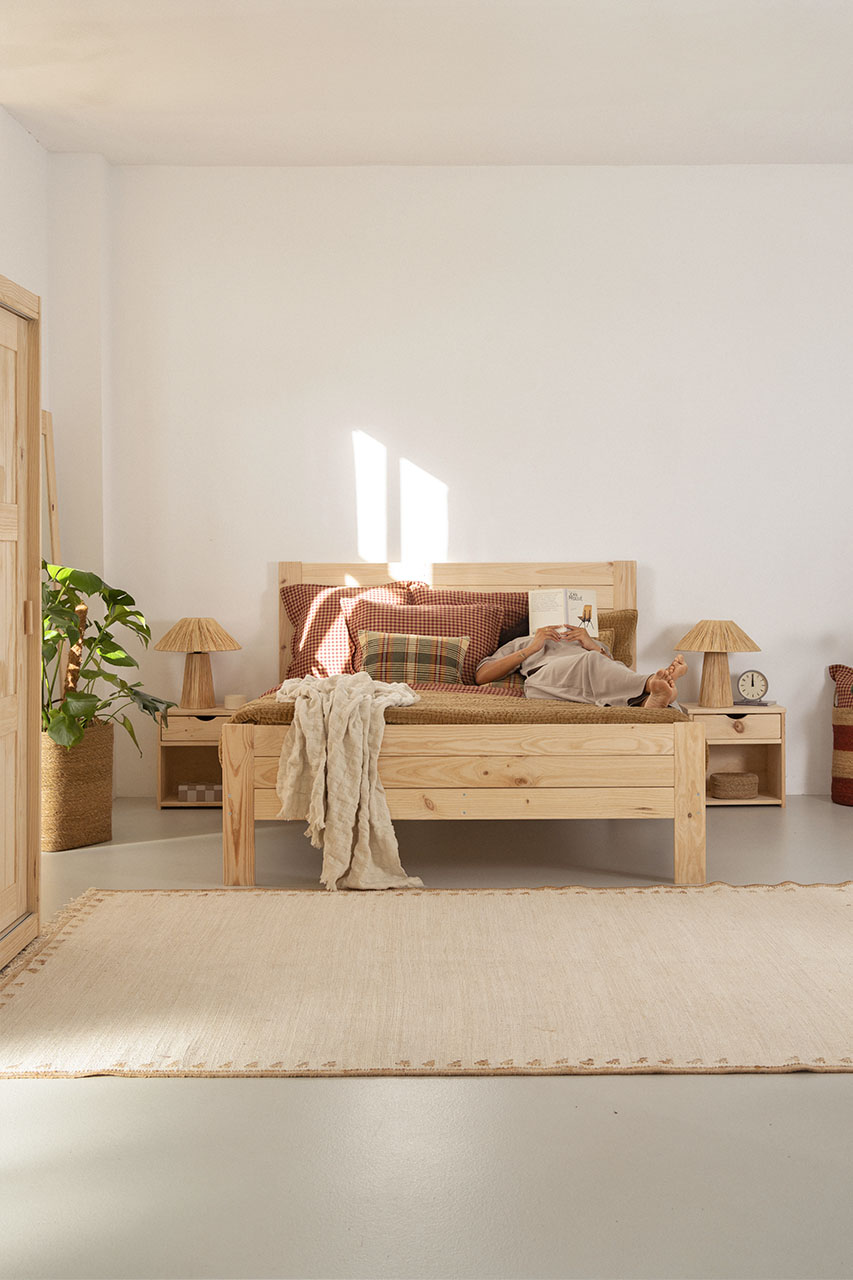 Imagen de ambiente 2 para:Cama doble de madera maciza de 180 cm